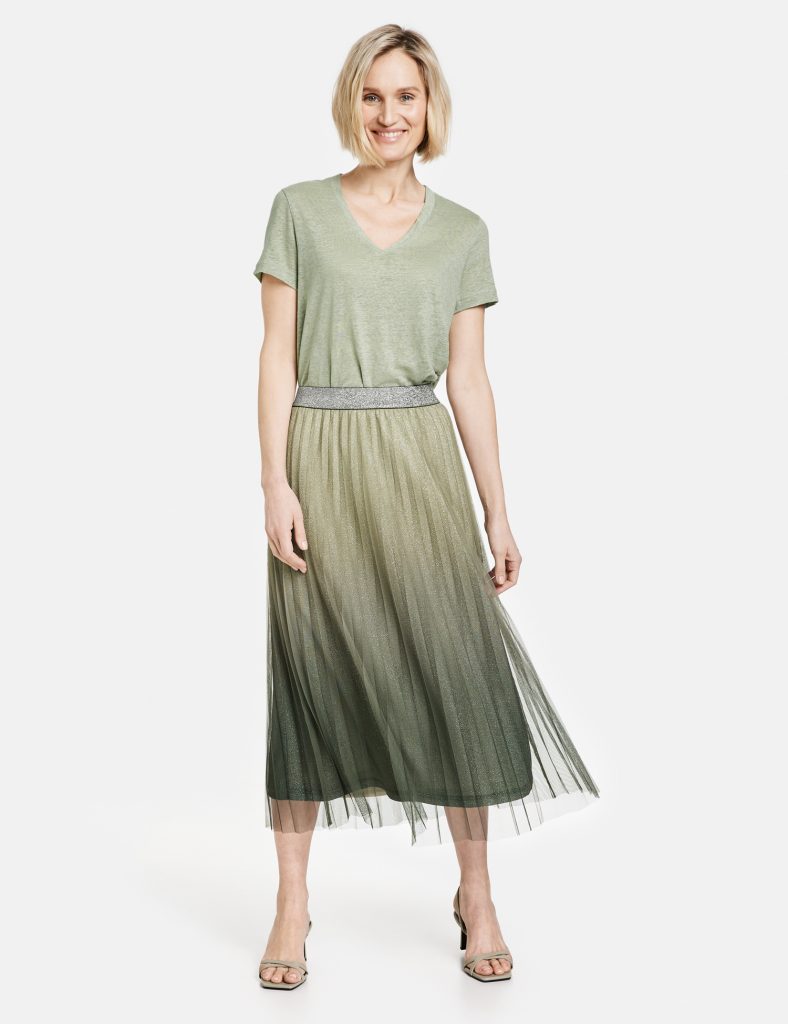 pleated-skirt-with-a-glitter-effect-01