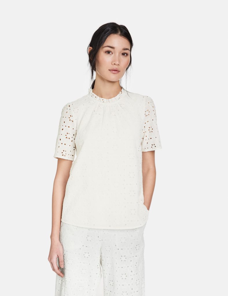 short-sleeve-blouse-with-broderie-anglaise-01